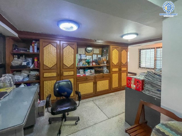 *****อาคารพาณิชย์มือสองย่านนนทบุรี อาคารพาณิชย์ ติดถ.แจ้งวัฒนะ เนื้อที่มากถึง 38 ตร.ว. ฟังก์ชันจัดเต็มถึง 6 ห้องนอน 4 ห้องน้ำ 2 ที่จอดรถ จะทำเป็นบริษัท หรือจะอยู่อาศัยก็ดี บนทำเลศักยภาพสุดๆ ใกล้เซ็นทรัลแจ้งวัฒนะ, รถไฟฟ้า (ในอนาคต) สายสีชมพู "สถานีแจ้งวัฒนะ-ปากเกร็ด 28" และทางด่วน "ศรีรัช"